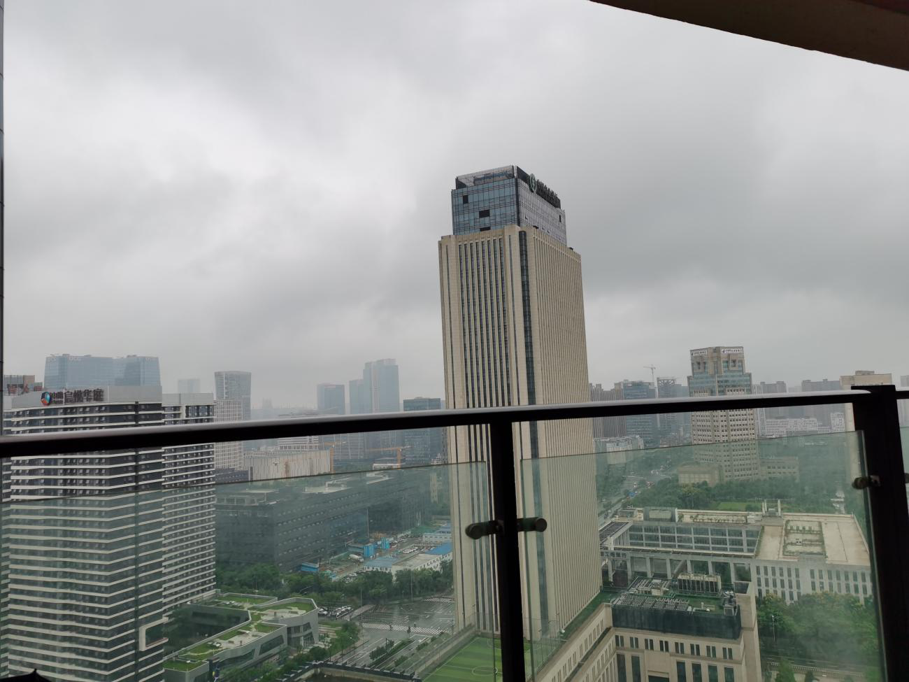 成都暴雨来袭 出行注意安全