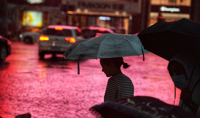 成都暴雨来袭 出行注意安全