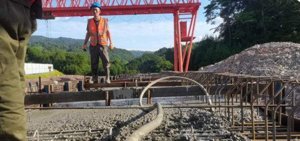 首梁“落地”！  洪雅与峨眉的“连心路”，正以汗水丈量每一寸希望